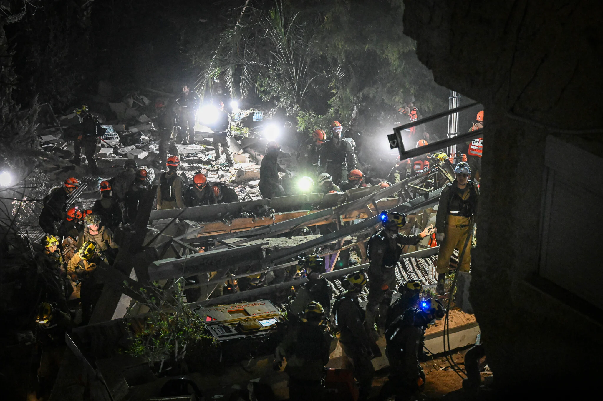 US Iran conflict update showing oil tankers passing through Strait of Hormuz amid rising tensions