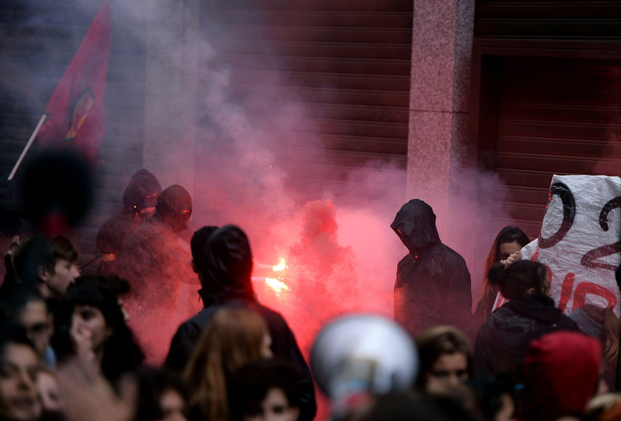Italian police clashes as riot police confront protesters in Milan