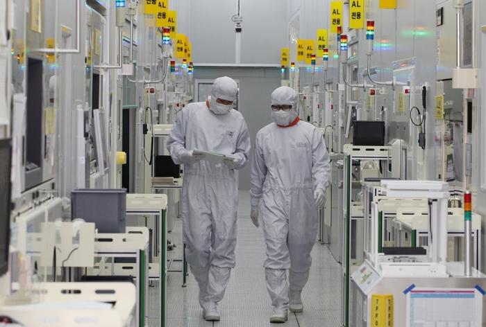 AI Semiconductor Race Accelerates as Global Tech Giants Battle for Chip Leadership Silicon Valley 2026 1 AI semiconductor race accelerating global chip market growth in 2026