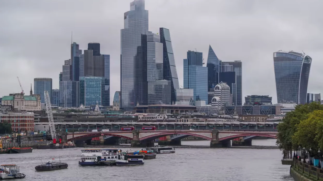 FTSE 100 leaders make year’s pay before midday