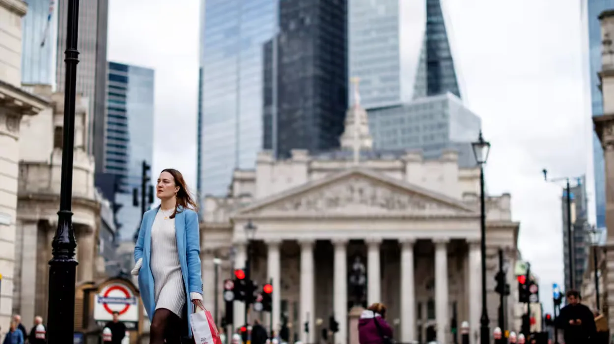 FTSE breaks 9,000 barrier to set new record