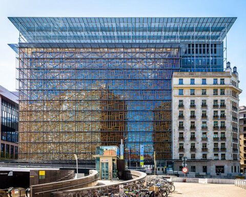 EU tech regulation dispute at Brussels headquarters amid China warning in 2026