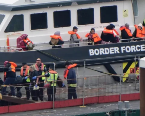 First migrants set for return to France next week