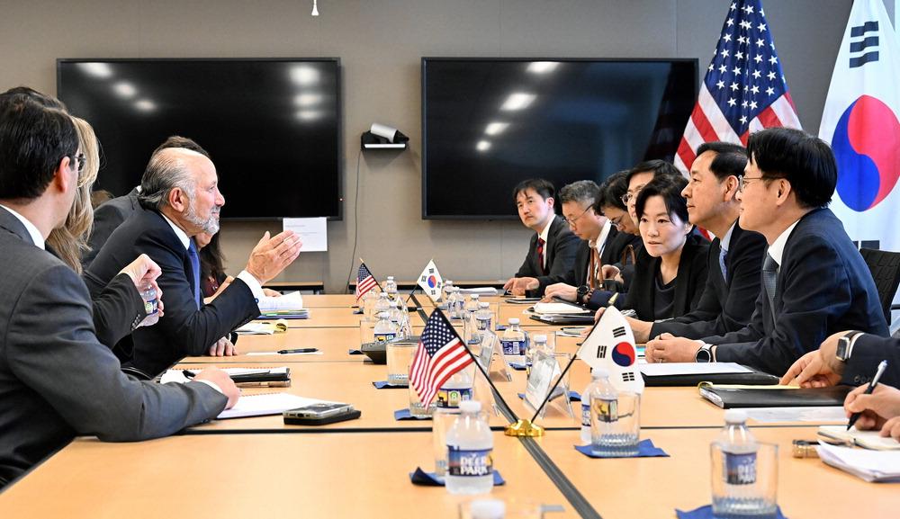 Asia financial markets news with forex trading screens showing Korean won fluctuations