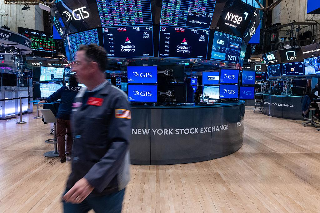 Wall Street Software Selloff Wipes Billions as Tech Stocks Tumble and Investor Panic Spreads Across Markets New York 2026 2 Investors reacting during Wall Street software selloff in 2026 market downturn
