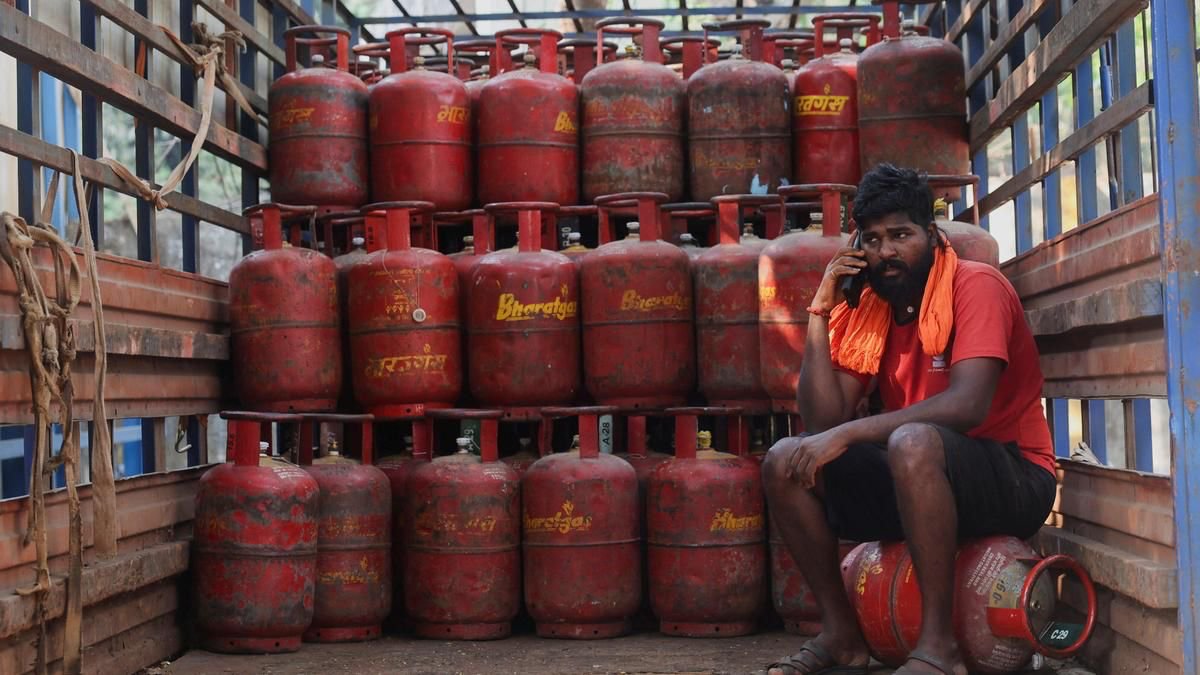 India Reports Long Cooking Gas Queues as Oil Supply Disruptions Grow 3 LPG distribution delays in India linked to oil supply chain disruption