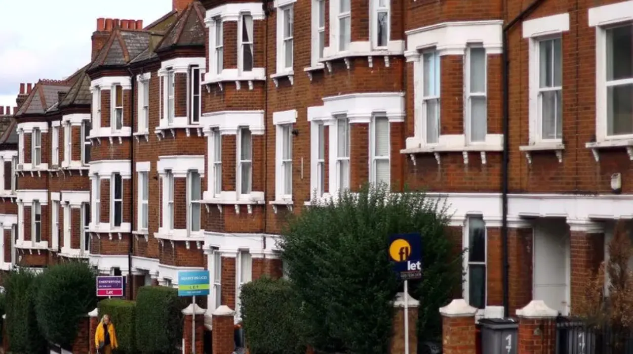 Halifax: UK house prices rise by £1,000 in a month