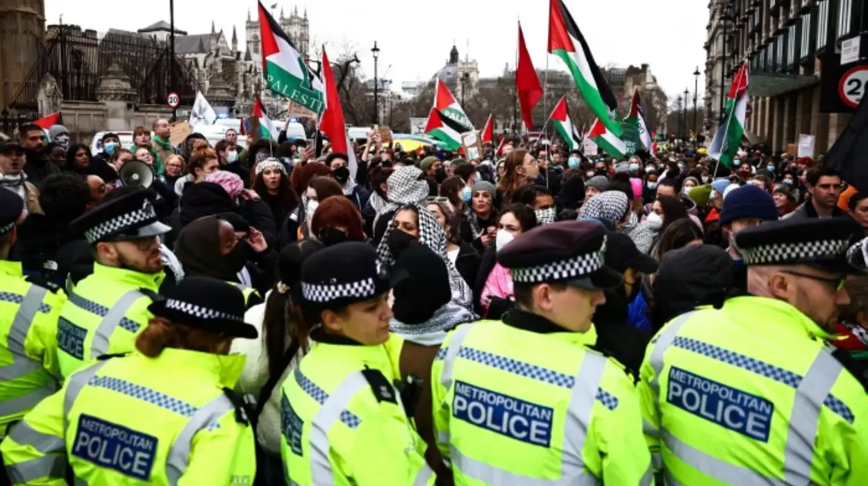 Home secretary vows tough action against riots across England