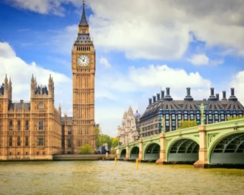 How does the UK not fit the Westminster model? Devolution, bicameralism, and political fragmentation