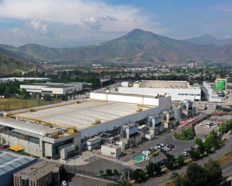 AI infrastructure expansion debate grows after Amazon’s Chile data center project moves ahead in 2026.