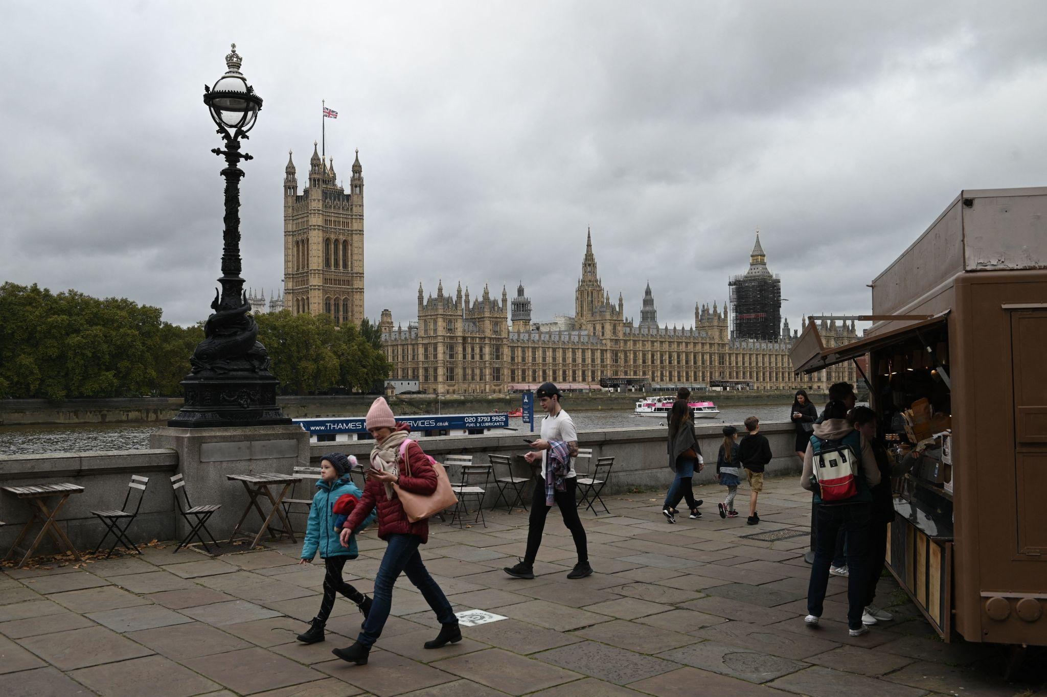 UK Economic Crisis Deepens as Britain Faces New Financial Pressure in London 2026 1 UK economic crisis impacting London financial markets and businesses in 2026
