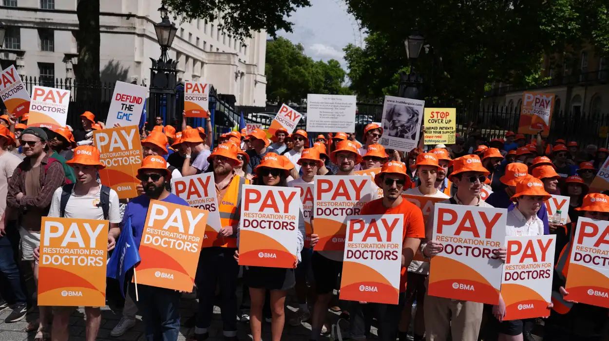 Junior doctors' proposed 20% wage increase may end strikes
