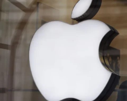 Keir Starmer clashes with Elon Musk over Apple user data