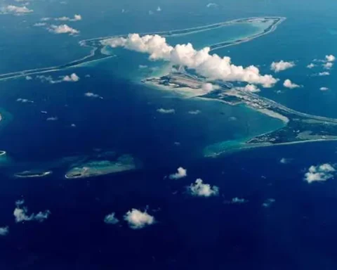 Keir Starmer should give Chagos to Trump, says ex-army chief