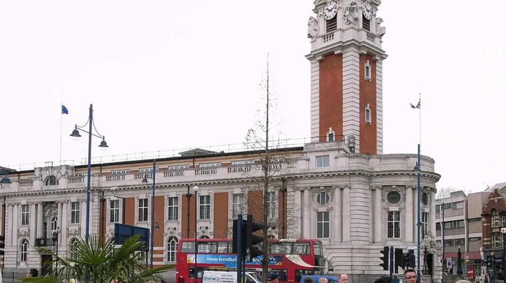 FTSE breaks 9,000 barrier to set new record