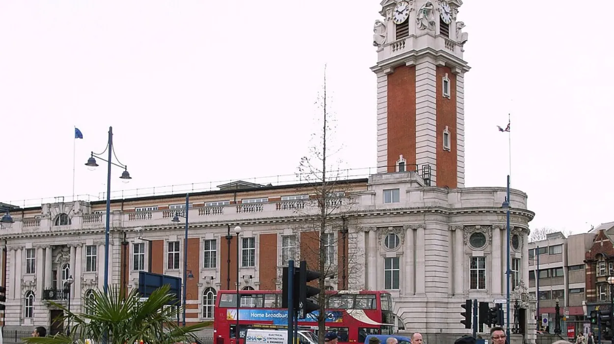 FTSE breaks 9,000 barrier to set new record