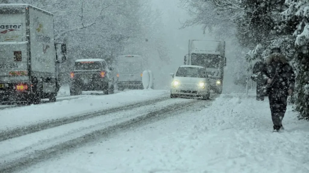 Leeds prepares for snow as Met Office issues weather alert