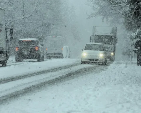 Leeds prepares for snow as Met Office issues weather alert