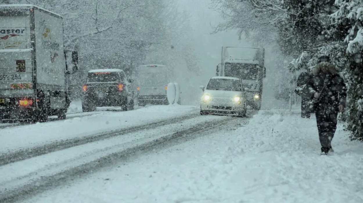 Leeds prepares for snow as Met Office issues weather alert