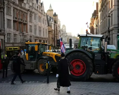 London sees farmers’ tractors despite police ban on Budget day