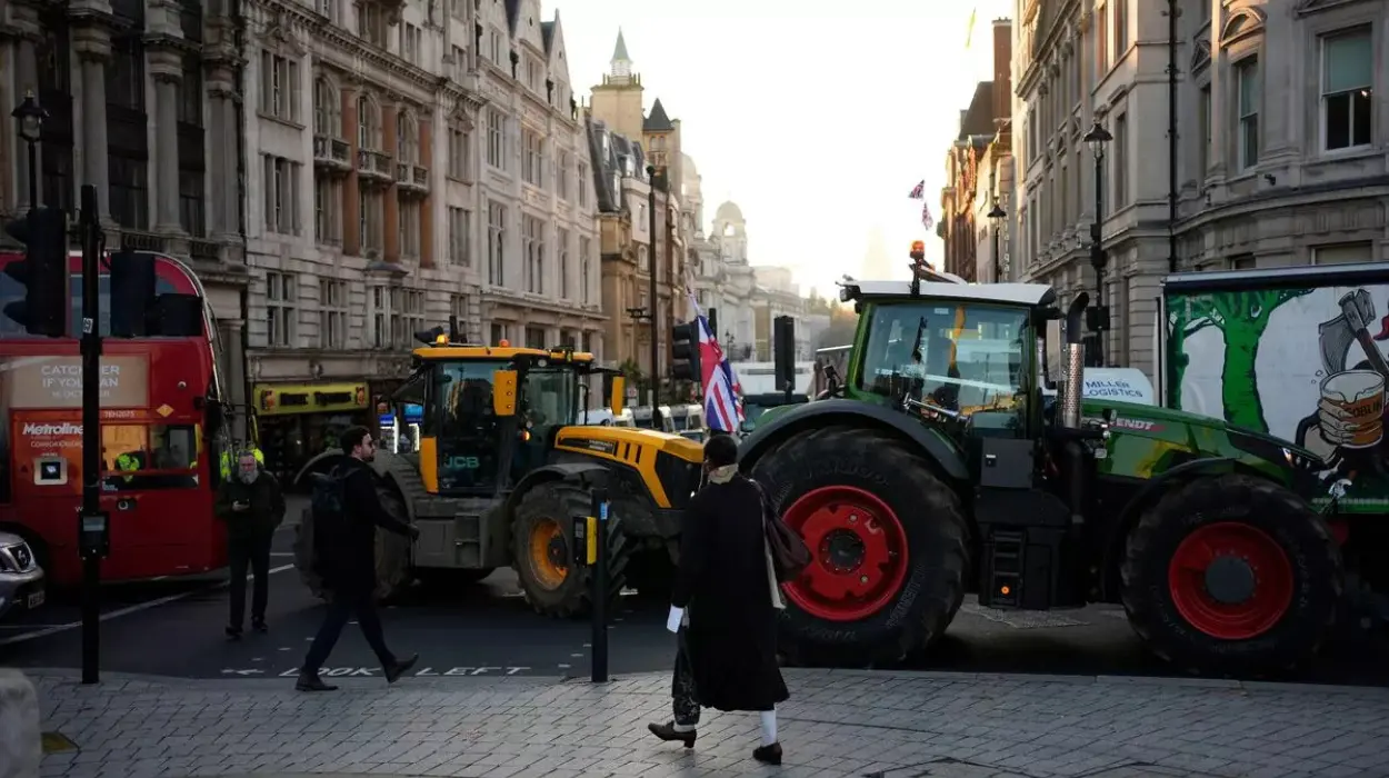 London sees farmers’ tractors despite police ban on Budget day
