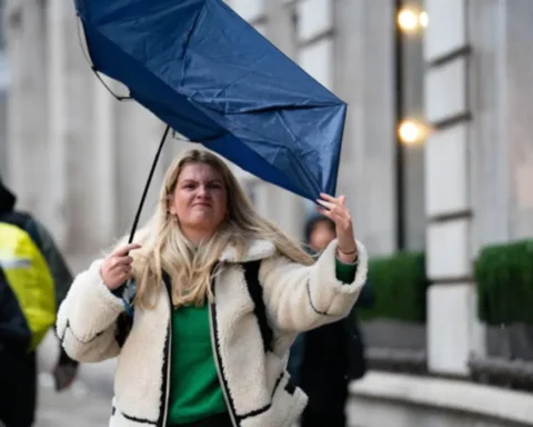 London warning Heavy rain and strong winds to disrupt Thursday rush hour