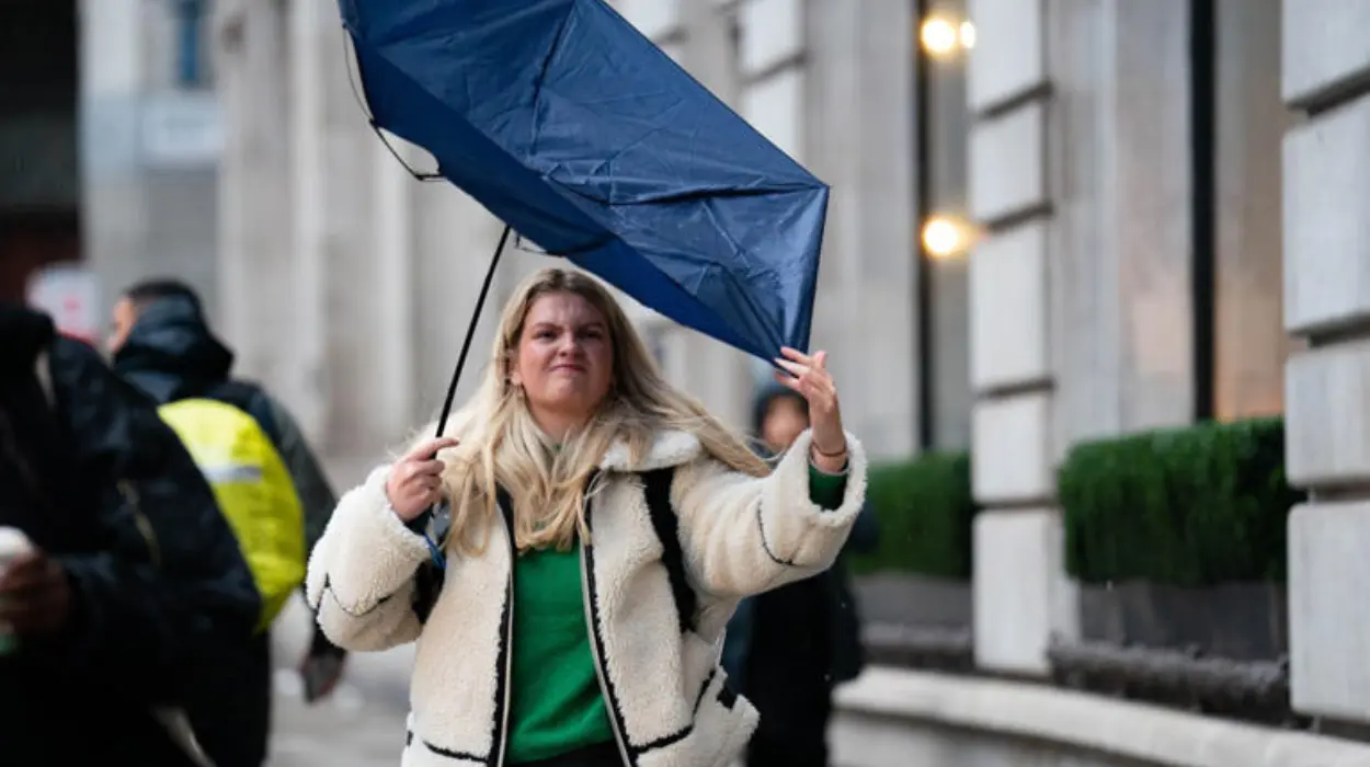 London warning Heavy rain and strong winds to disrupt Thursday rush hour