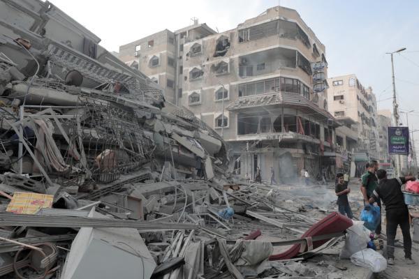 Humanitarian Crisis Recovery, 5 Challenges Slowing Recovery Efforts 1 humanitarian crisis recovery showing damaged homes and rebuilding efforts