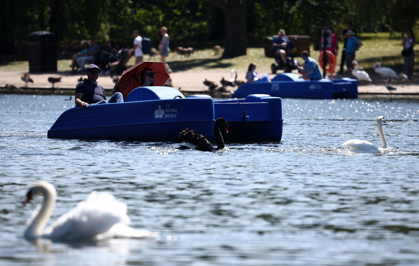 UK Braces for Unusual Heat as Temperatures May Top Greece in London 2026 1 Families enjoy sunshine during UK heatwave 2026 in Britain