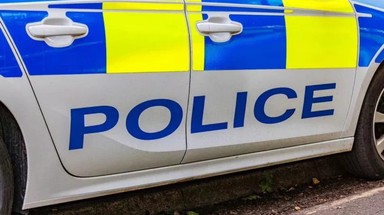 Man in 40s hospitalized after stabbing on Bromley street