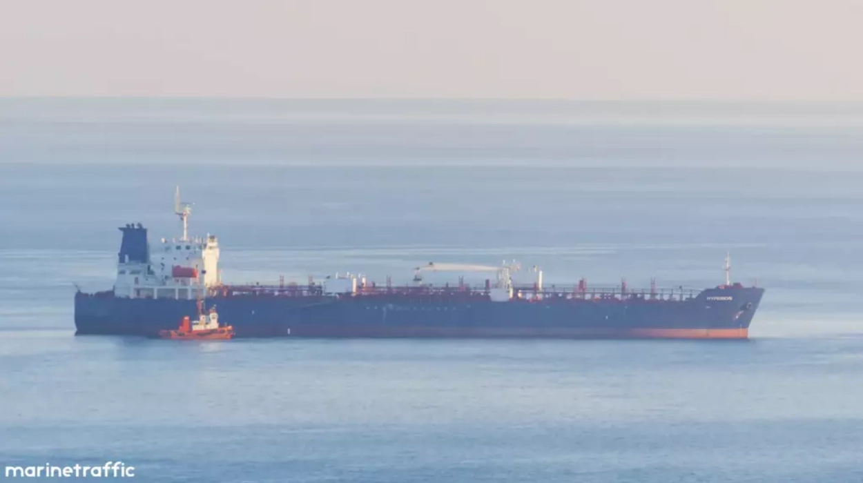 Marinera tanker enters cromarty firth under royal navy escort