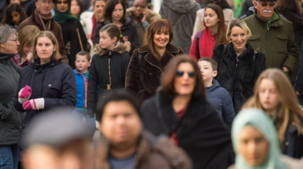 Migration adds 700,000 as UK population hits 61.8 million