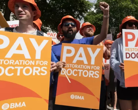NHS fears new strikes as doctors push for 29% raise