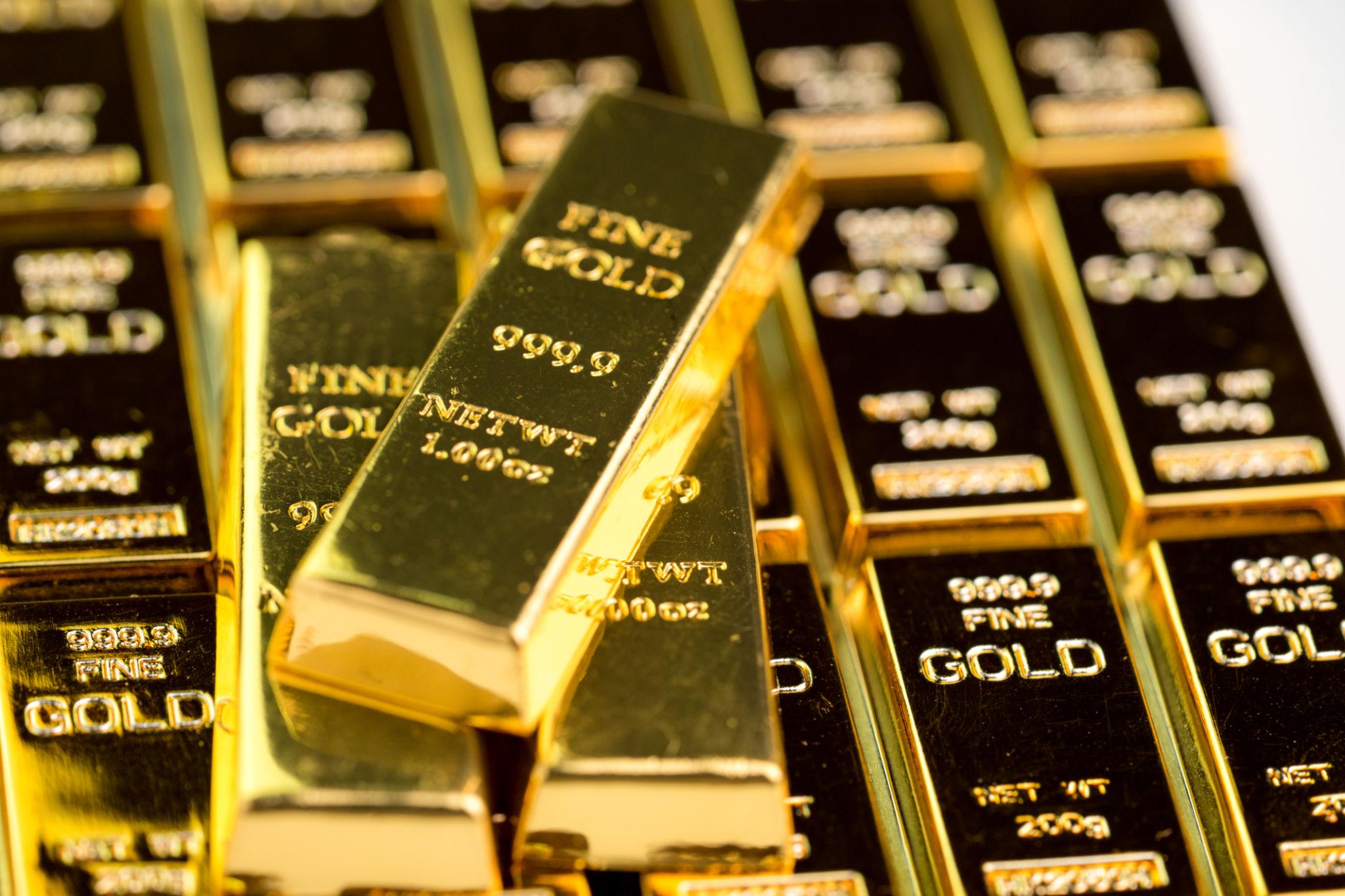 Gold Geopolitical Crisis Sends Investors Racing to Safe Haven Assets as Global Tensions Escalate London 2026 1 Investors buying bullion as gold geopolitical crisis increases market uncertainty