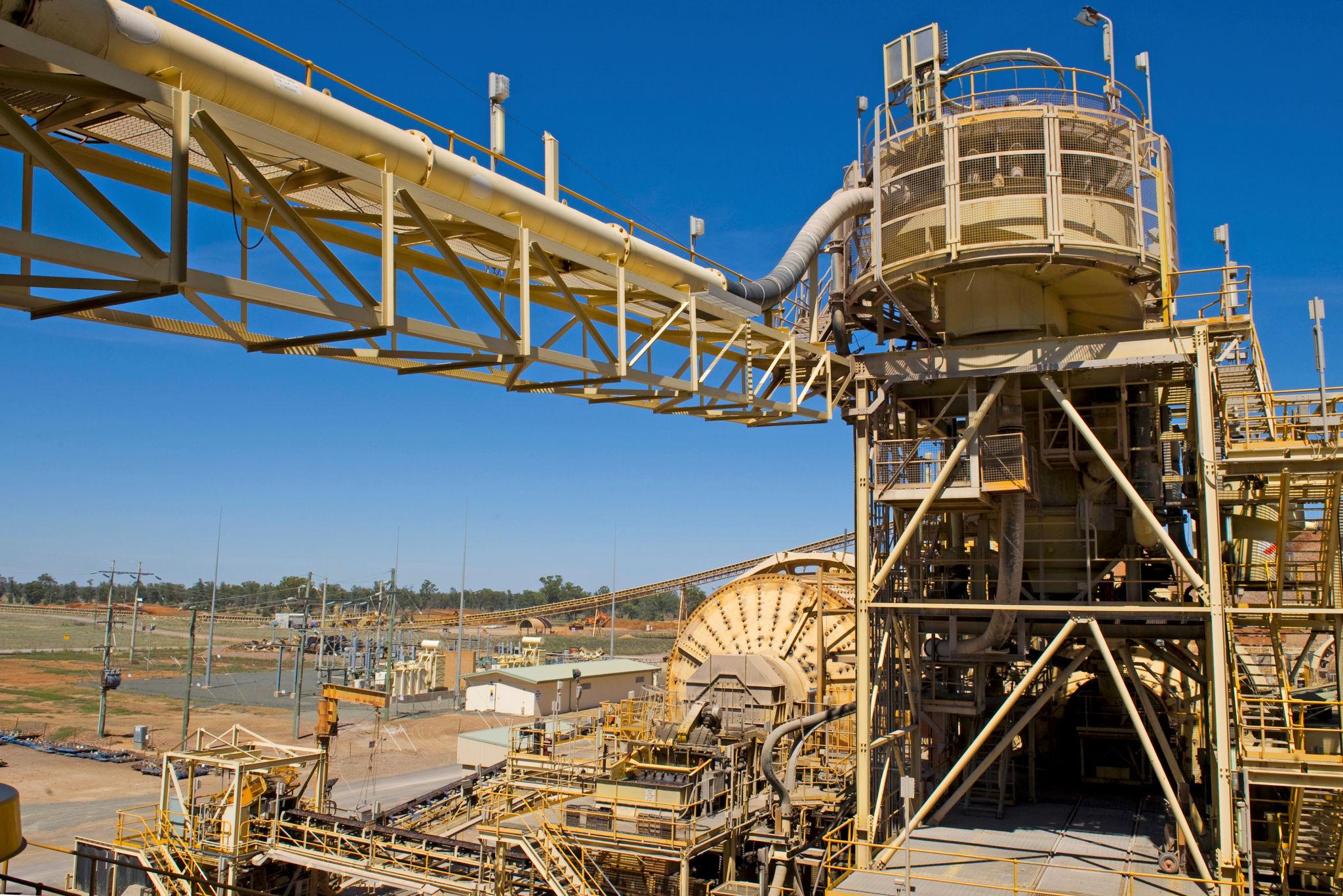 Gold Supply Chain Analysis: $1.9B Russia Gold Stake Set for Auction 3 gold supply chain analysis illustrating molten gold smelting and refining process