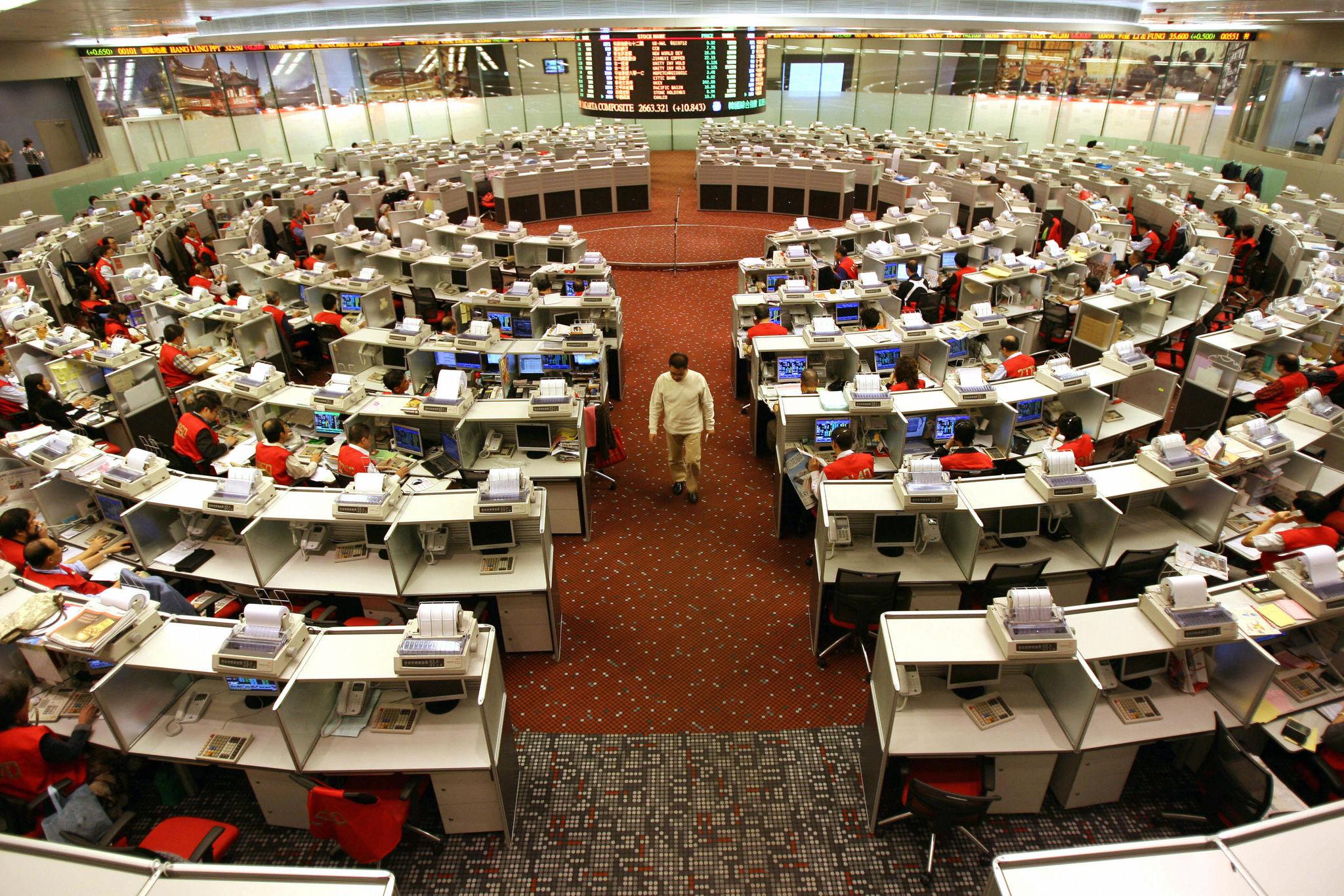 Blue Owl’s Possible $30 Billion Asia Deal Shakes Global Markets in Singapore 2026 3 Traders monitor Blue Owl investment strategy and Asia operations developments