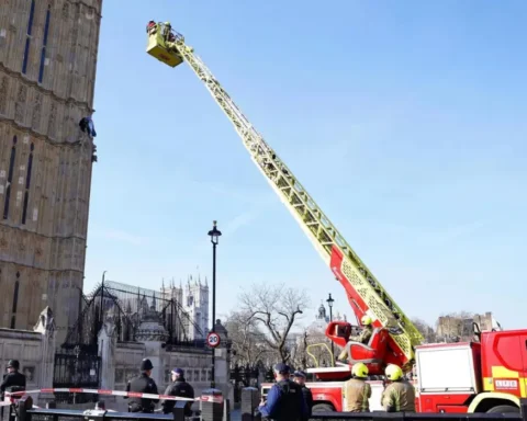 Parliament tour cancelled as barefoot man climbs Webminster tower