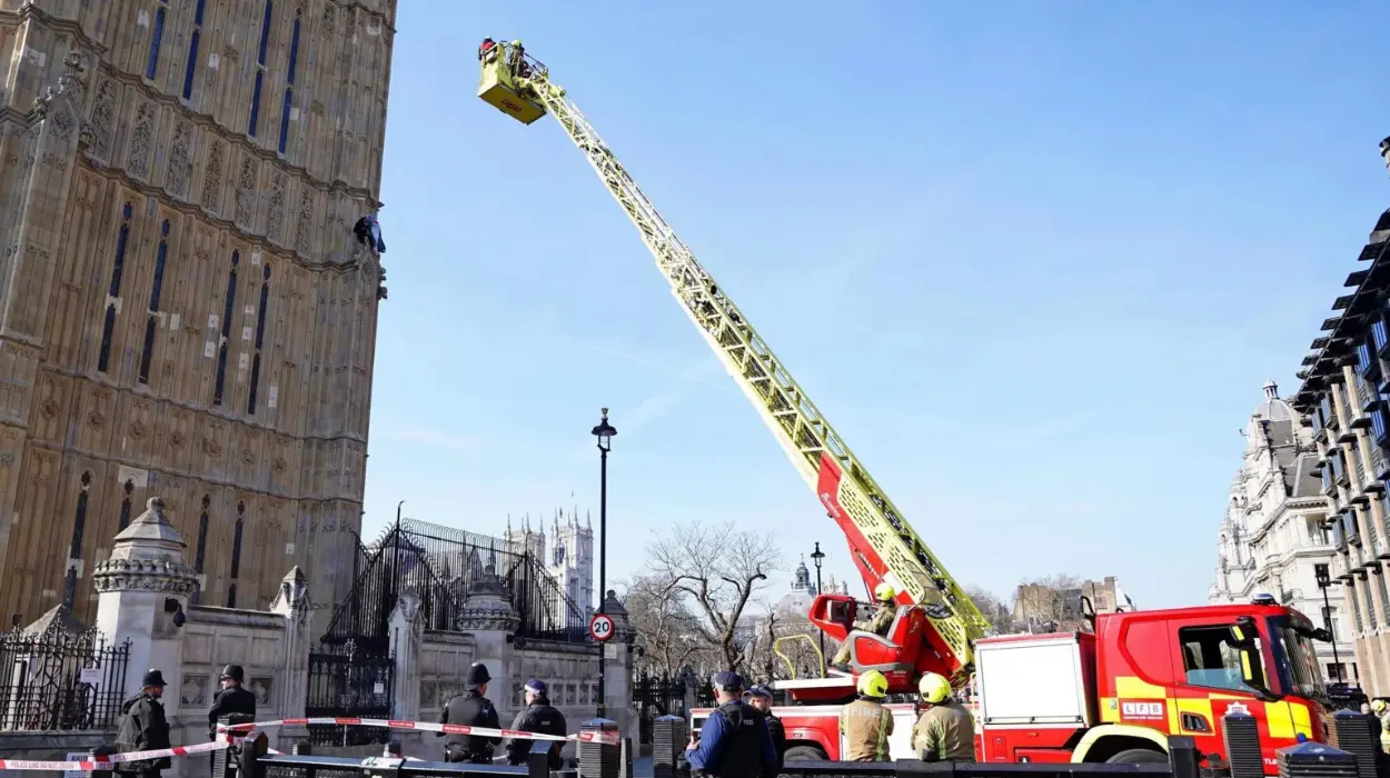 Parliament tour cancelled as barefoot man climbs Webminster tower
