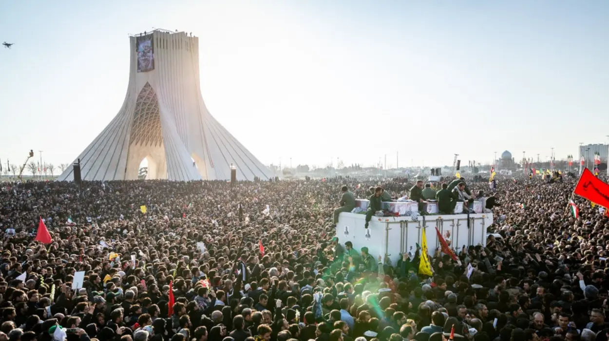 Qasem Soleimani: Mourners gather in Baghdad for funeral