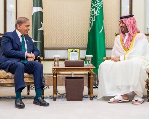 Pakistan Saudi Arabia talks news handshake between Pakistan and Saudi officials