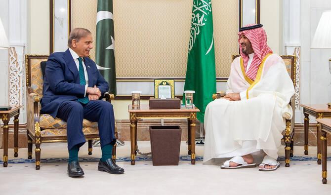 Pakistan Saudi Arabia talks news handshake between Pakistan and Saudi officials