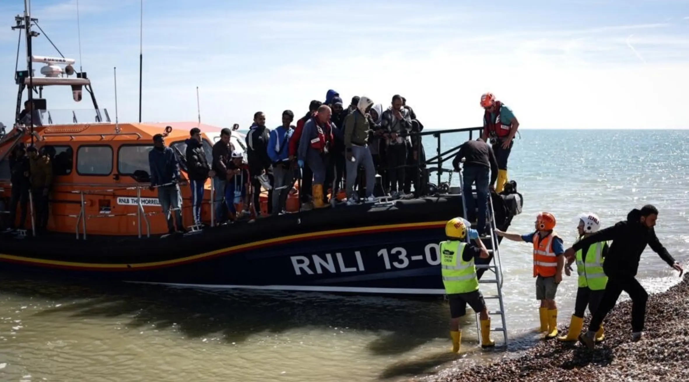 Record number of asylum seekers cross Channel