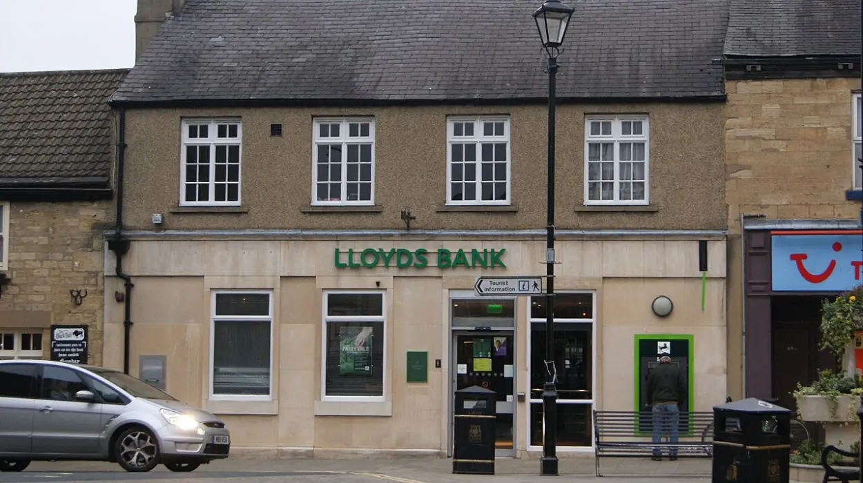 Residents rally against Croydon bank closure in new Addington