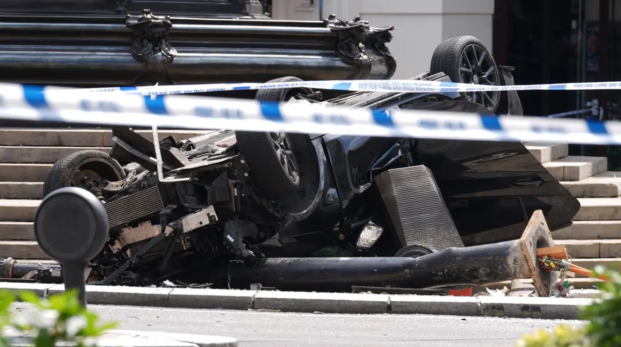 Two injured as car crashes into London fountain