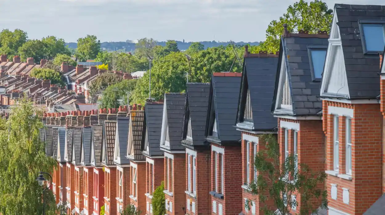 UK average house price reaches record £298,083 in November, Halifax reveals
