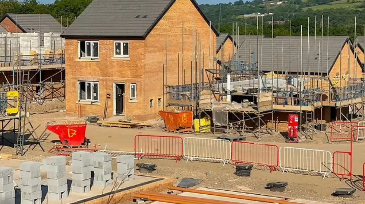 UK economy expands at 0.6% growth fuels recovery amid challenges (1) (1)