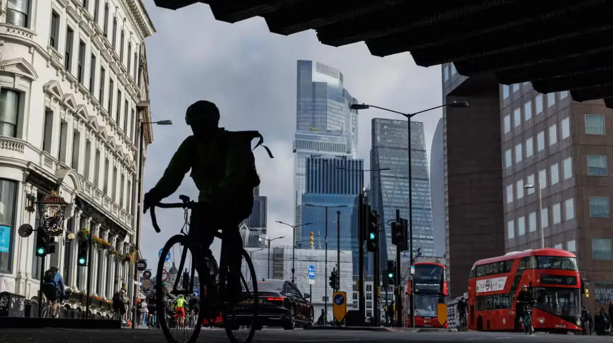 UK economy grows 0.5% in February, exceeds forecasts