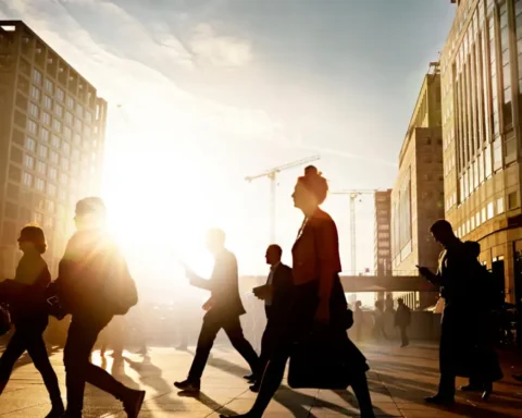 UK employment growth slows amid 4.8% wage rise pressure