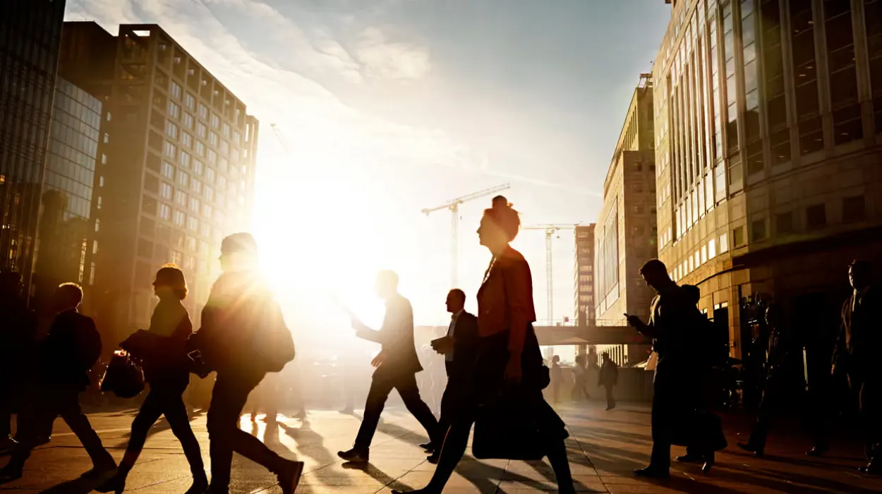 UK employment growth slows amid 4.8% wage rise pressure