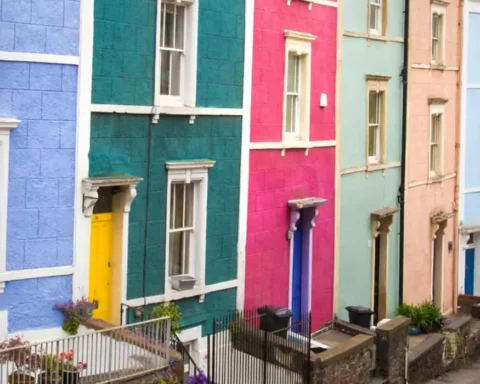 UK house prices fall 0.1% in August amid high mortgage costs